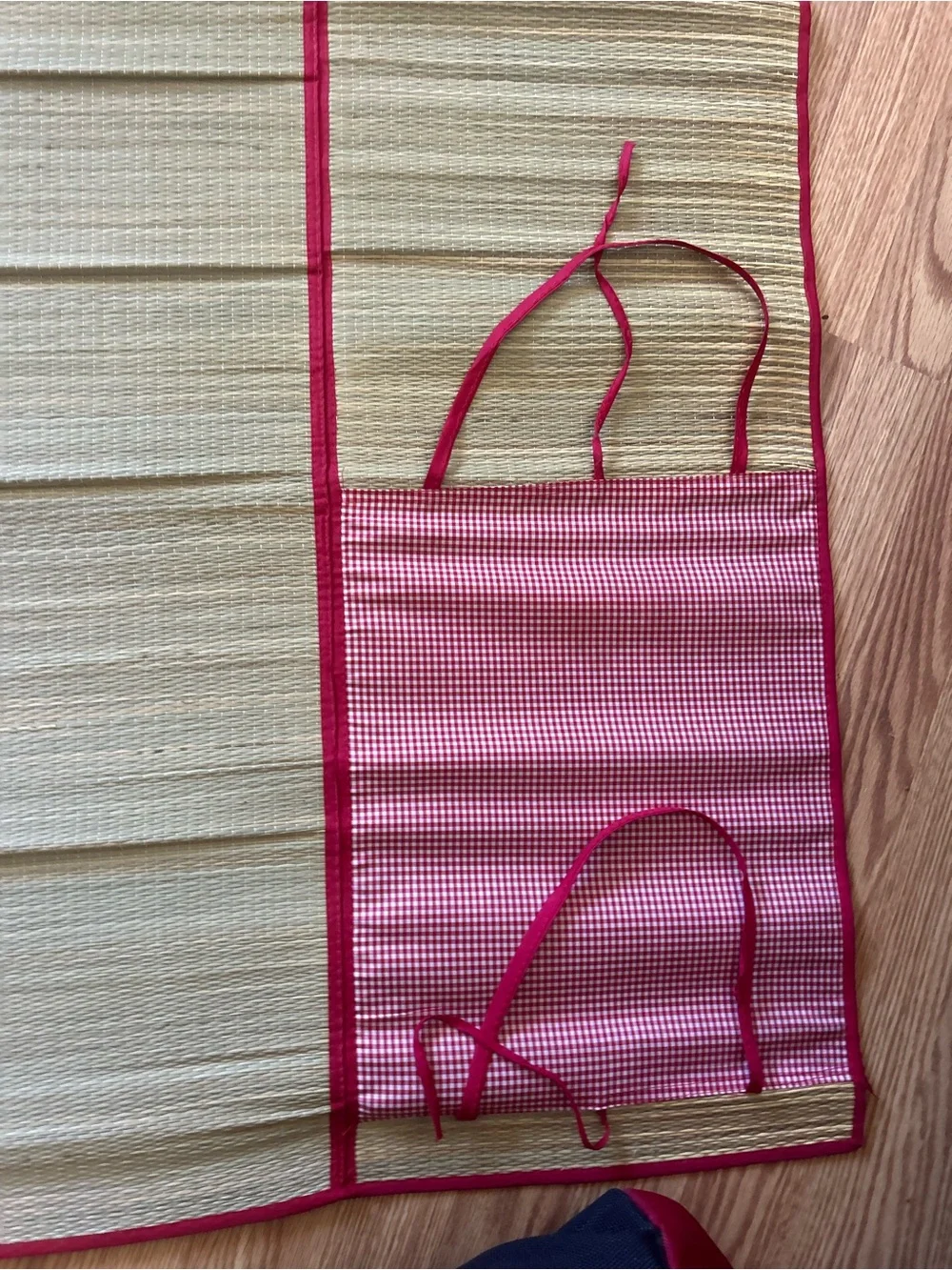 Cutest vintage Red Gingham Roll-Up Bamboo beach Mat - in EUC straw